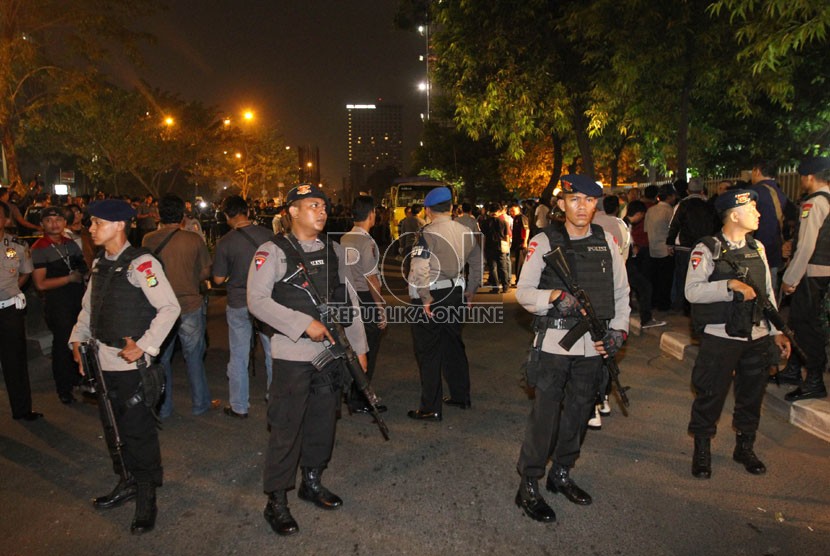  Sejumlah anggota kepolisian melakukan olah TKP penembakan anggota Provos Mabes Polri Bripka Sukardi di depan Gedung KPK Jakarta, Selasa (10/9).  (Republika/Adhi Wicaksono)