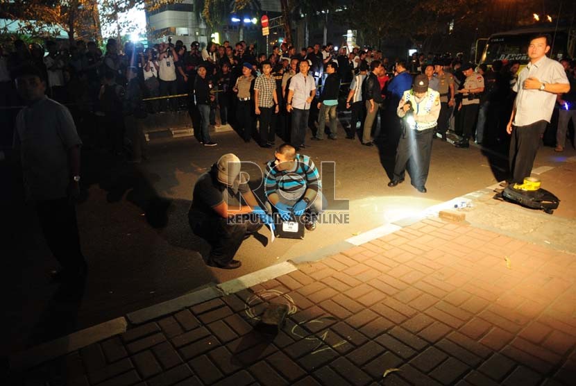 Sejumlah anggota kepolisian melakukan olah TKP penembakan seorang anggota kepolisian di depan gedung KPK, Jakarta, Selasa (10/9) malam. (Republika/Edwin Dwi Putranto)