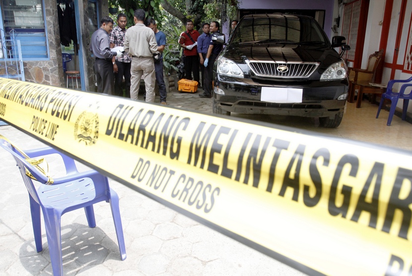  Sejumlah anggota kepolisian memeriksa mobil milik politikus Amien Rais di kediamannya, Sleman, Kamis (6/11).   (Antara/Regina Safri)
