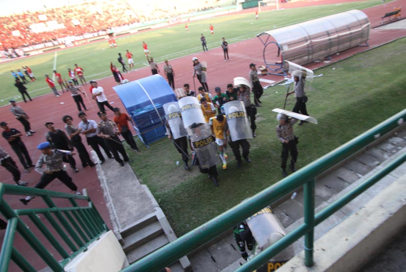  Sejumlah anggota kepolisian, mengevakuasi pemain PSS Sleman saat menghadapi Persis Solo dalam lanjutan Divisi Utama LPIS di Stadion Manahan, Solo, Jateng, Rabu (4/9).     (Antara/Akbar Nugroho Gumay)