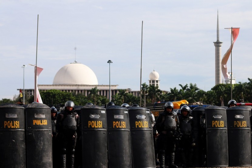 Sejumlah anggota kepolisian mengikuti apel gelar pasukan pengamanan aksi bela Islam jilid III (212) di Monas, Jakarta, Kamis (1/12).