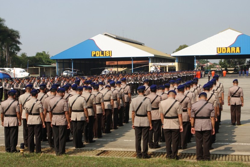 Sejumlah anggota Kepolisian mengikuti upacara peringatan HUT ke- 65 Polisi Air dan Udara (Polairud) di Markas Korps Direktorat Polisi Udara Baharkam Polri, Pondok Cabe, Tangerang Selatan, Selasa (1/12).