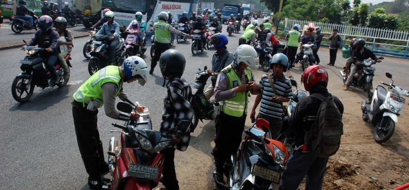 Sejumlah anggota Kepolisian Metro Tangerang menggelar razia di jalan Daan Mogot, Tangerang, Banten, Senin (18/7). Razia antara lain ditujukan untuk memberikan rasa aman kepada masyarakat menjelang bulan Ramadhan. 