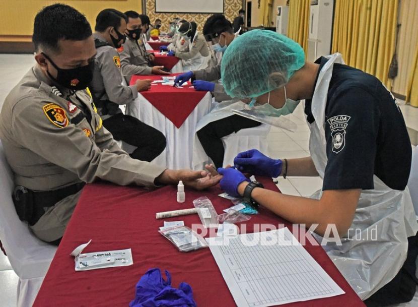 Sejumlah anggota kepolisian Pengamanan (PAM) Tempat Pemungutan Suara (TPS) mengikuti tes diagnostik cepat (rapid test) COVID-19 di Mapolda Banten, Serang, Senin (7/12/2020). Diagnosa cepat digelar untuk mencegah penyebaran COVID-19 saat pelaksanaan Pilkada serentak. 
