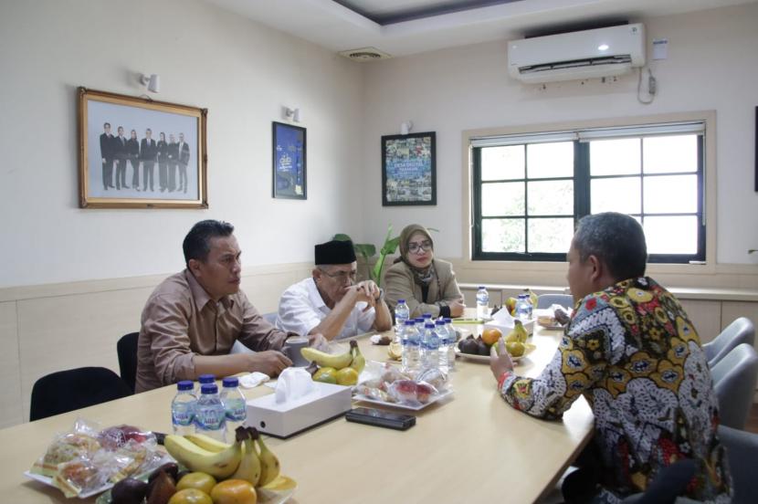  Sejumlah Anggota Komisi III DPRD Jabar (kiri) beraudiensi dengan Pemimpin Cabang Bank BJB Karawang Maman Rukmana dalam kegiatan kunjungan kerja ke Bank BJB Karawang, Senin (8/5/2023)