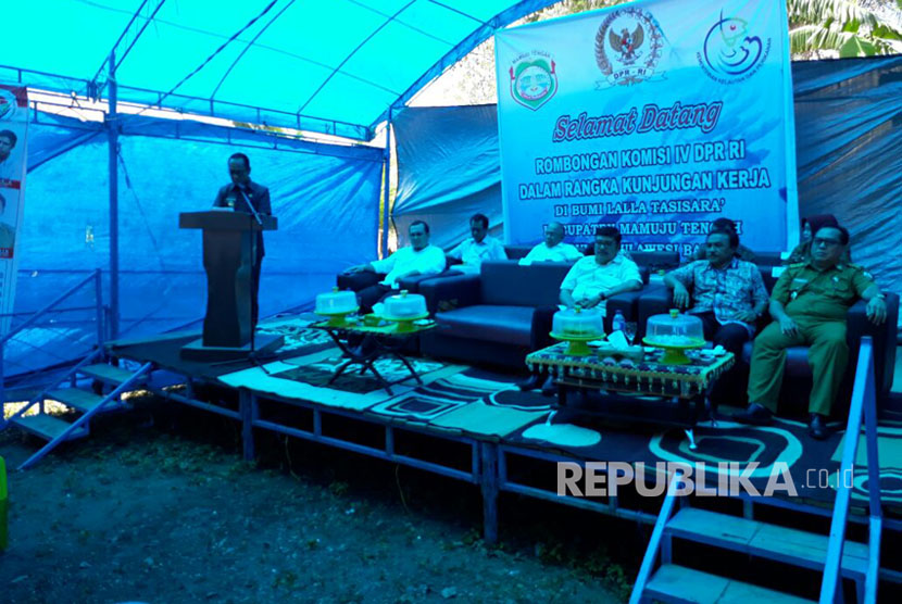 Sejumlah anggota Komisi IV DPR RI melakukan kunjungan kerja dan reses di Desa Tumbu, Kecamatan Topoyo, Kabupaten Mamuju Tengah,  Sulawesi Barat, Selasa (1/8).