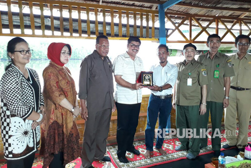 Sejumlah anggota Komisi IV DPR RI melakukan kunjungan kerja dan reses di Desa Tumbu, Kecamatan Topoyo, Kabupaten Mamuju Tengah,  Sulawesi Barat, Selasa (1/8).