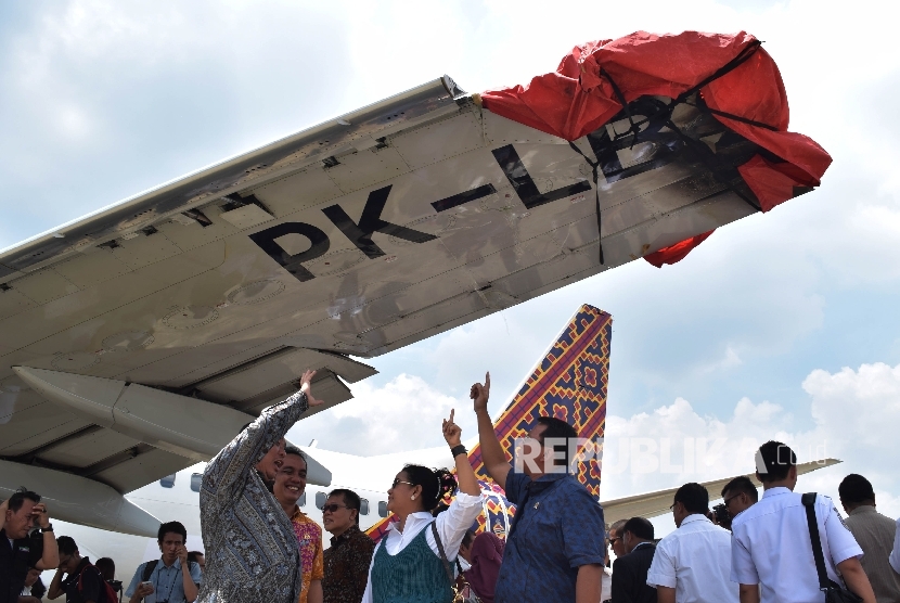 Sejumlah anggota Komisi V DPR RI melihat kondisi pesawat Batik Air yang mengalami tabrakan di Runway beberapa waktu lalu Bandara Halim Perdanakusuma, Jakarta, Kamis (7/4).(Republika/Rakhmawaty La'lang)