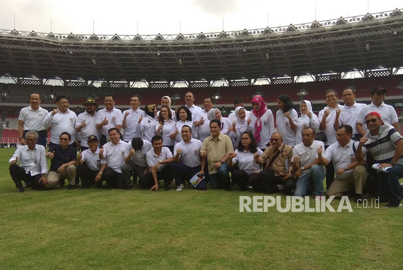 Sejumlah anggota Komisi X DPR RI berpose bersama Ketua INASGOC Erick Thohir saat mengunjungi Stadion Utama Gelora Bung Karno (GBK) Senayan, Jakarta, yang menjadi venue Asian Games 2018, Rabu (24/1).