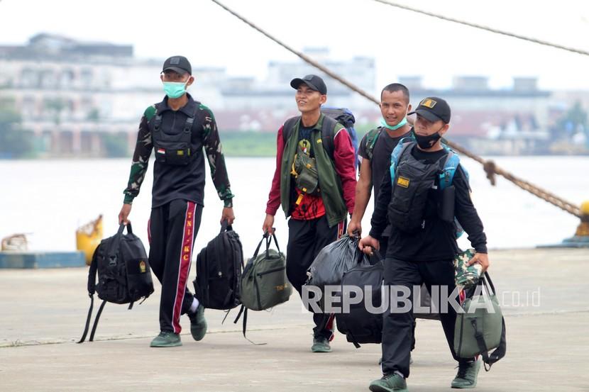 Sejumlah anggota Komponen Cadangan (Komcad) berjalan membawa tasnya usai ikuti pelatihan kemiliteran. (Ilustrasi)