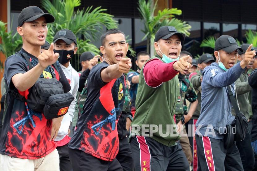Sejumlah anggota komponen cadangan (Komcad) menyanyikan yel-yel saat tiba di Pelabuhan Dwikora, Kota Pontianak, Kalimantan Barat, Senin (11/10/2021).