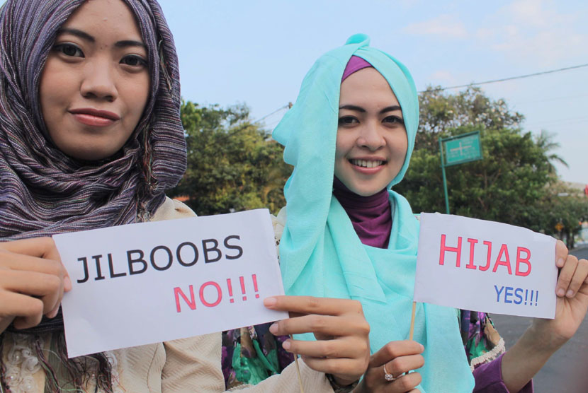  Sejumlah anggota komunitas Hijabers Tulungagung menunjukkan poster ajakan berhijab saat mengadakan aksi memperingati 