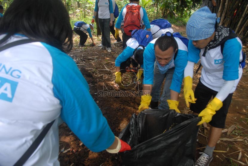 Sejumlah anggota Komunitas Peduli Ciliwung dan Greeneration Indonesia membersihkan sampah yang terdapat di bantaran Kali Ciliwung di kawasan Condet, Jakarta Timur, Senin (11/11).  (Republika/Rakhmawaty La'lang)