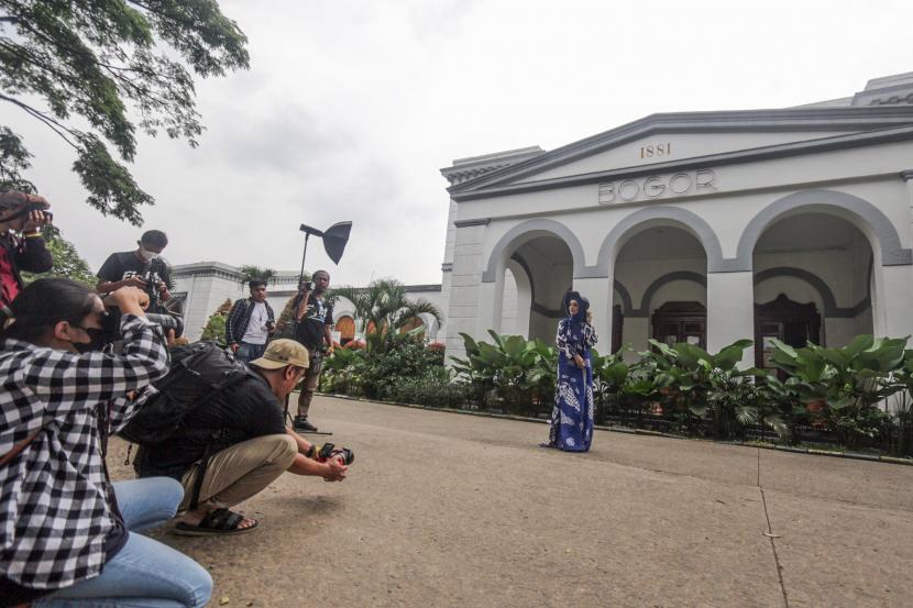 Sejumlah anggota komunitas Penghobi Foto Kota Bogor memotret model dengan busana muslimah di Alun-alun Kota Bogor, Jawa Barat, (ilustrasi).