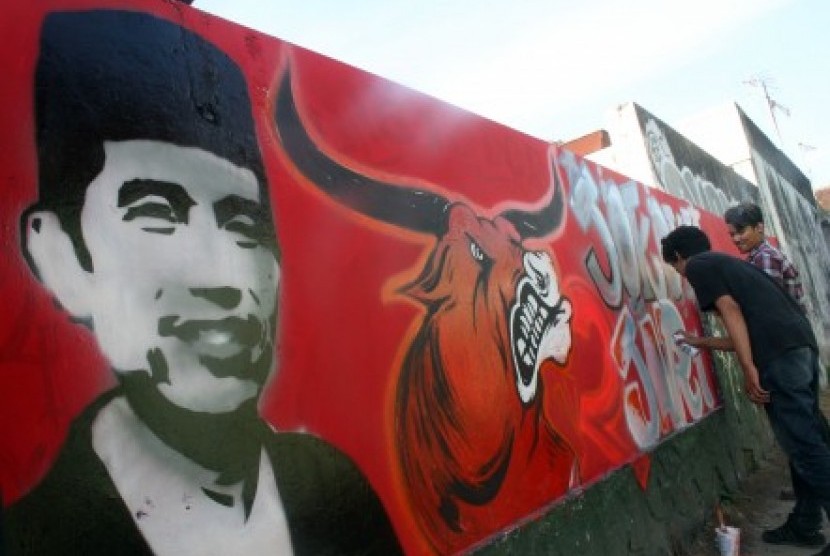 Sejumlah anggota komunitas street art membuat mural dukungan kepada pasangan capres Jokowi-JK di beberapa titik di Yogyakarta, Jumat (4/7).