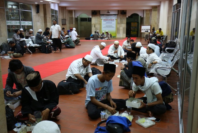 Sejumlah anggota Ormas Islam dari berbagai daerah berkumpul di halaman Mesjid Istiqlal, Jakarta Pusat, Kamis (3/11) malam. 