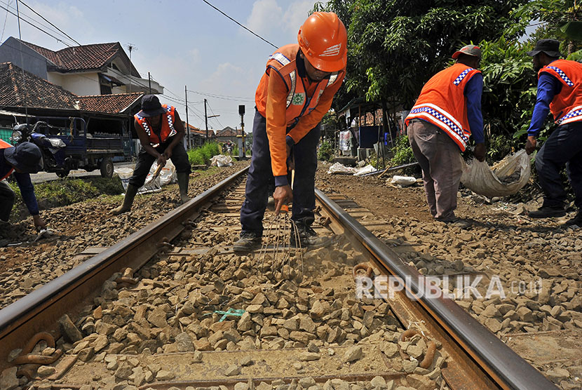 Sejumlah anggota P3J (Petugas Pemeriksa dan Pemelihara Jalur) PT Kereta Api Indonesia (KAI) Daop I melakukan pemadatan dan pengurukan jalur rel Jakarta-Merak di Kampung Cinanggung, Serang, Banten, Kamis (17/5).