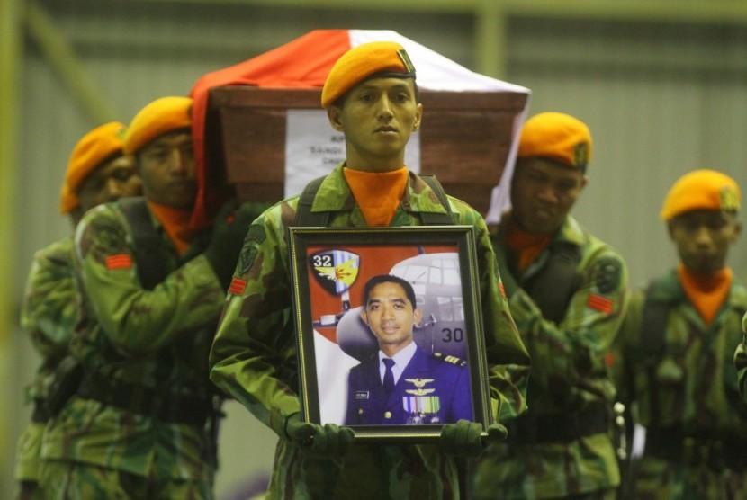 Sejumlah anggota Paskhas TNI AU membawa peti jenazah pilot pesawat Hercules C-130 Kapten Penerbang Sandy Permana saat tiba di Hanggar Skuadron 32, Lanud Abdul Rahman Saleh, Malang, Jawa Timur, Rabu (1/7) malam.