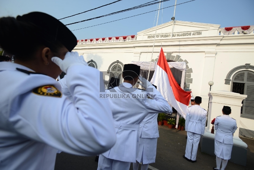  Sejumlah anggota Paskibra menaikkan bendera merah putih saat Upacara Hari Kebangkitan Nasional yang diadakan di depan Museum Kebangkitan Nasional, Jakarta Pusat, Rabu (20/5).  (Republika/Raisan Al Farisi)