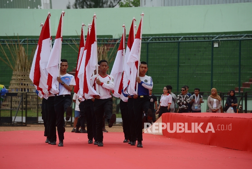 Sejumlah anggota paskibraka melakukan gladi resik Pekan Paralimpik Nasional (Peparnas) di Stadion Siliwangi, Bandung, Jawa Barat, Jumat (14/10). 