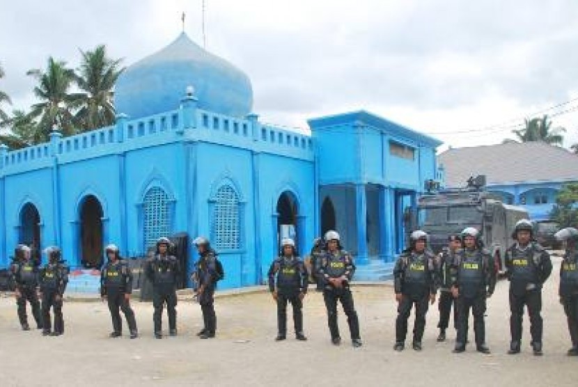 Sejumlah anggota polisi bersiaga menjaga kemaanan di depan Masjid Darus Sholihin di Puger, Jember, Jawa Timur, Kamis (12/9/2013). 