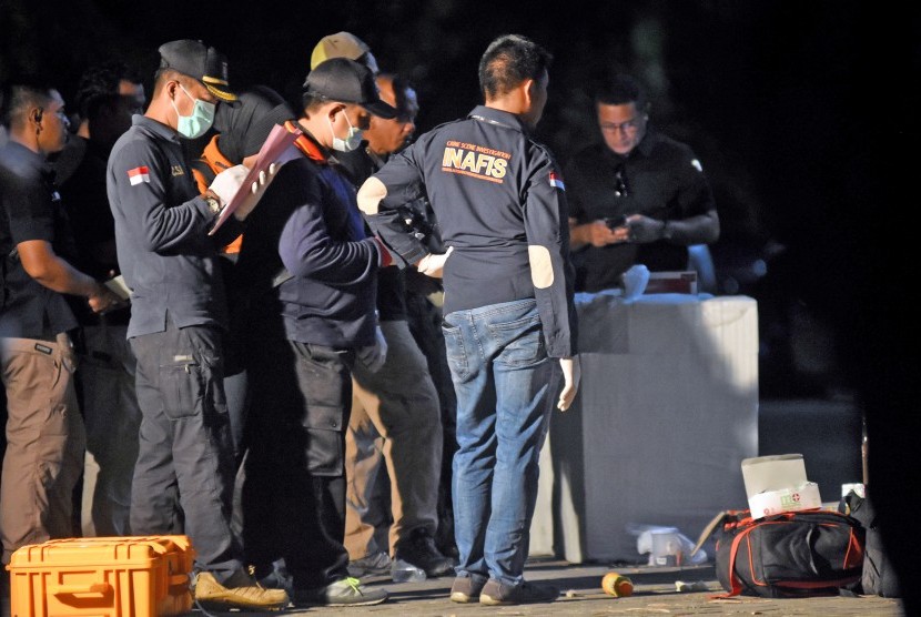 Sejumlah anggota Polisi melakukan identifikasi terhadap rumah terduga teroris pengeboman gereja di kawasan Wonorejo Asri, Rungkut, Surabaya, Jawa Timur, Ahad (13/5). 