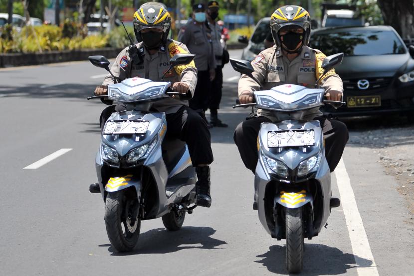 Sejumlah anggota polisi melakukan uji kendaraan motor listrik di Badung, Bali, Selasa (11/10/2022). Pihak swasta menyerahkan 100 kendaraan motor listrik kepada Pemerintah Provinsi Bali dan Polda Bali untuk operasional Presidensi G20 Summit guna mendukung transisi energi berkelanjutan yang menjadi salah satu isu prioritas dalam pelaksanaan Konferensi Tingkat Tinggi (KTT) G20 di Bali November mendatang. 