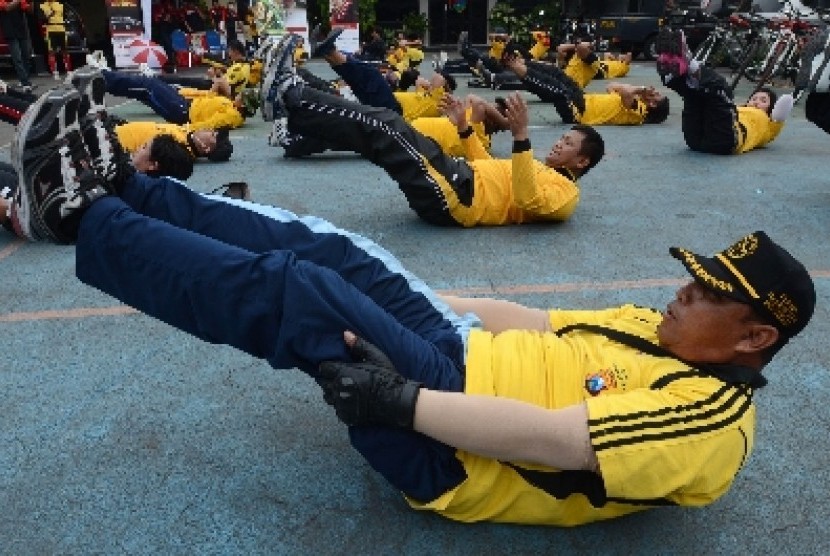  Sejumlah anggota polisi mengikuti olahraga di Mapolres Pelabuhan Tanjung Perak, Surabaya, Jatim,