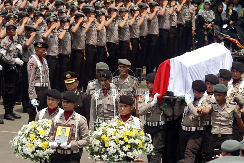   Sejumlah anggota polisi mengikuti upacara pelepasan jenazah almarhum Bripka Sukardi di lapangan Asrama Polri, Cipinang Baru, Jakarta Timur, Rabu (11/09). (Republika/Adhi Wicaksono)