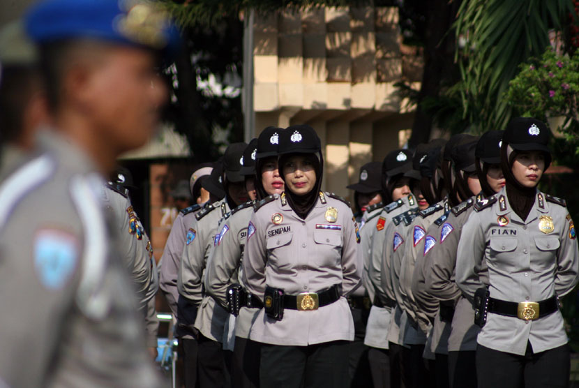 Sejumlah anggota Polisi Wanita (polwan) memakai jilbab saat mengikuti apel penutupan Operasi Cipta Kondisi Kamtibmas di halaman Mapolres Sidoarjo, Jawa Timur, Jumat (22/11).