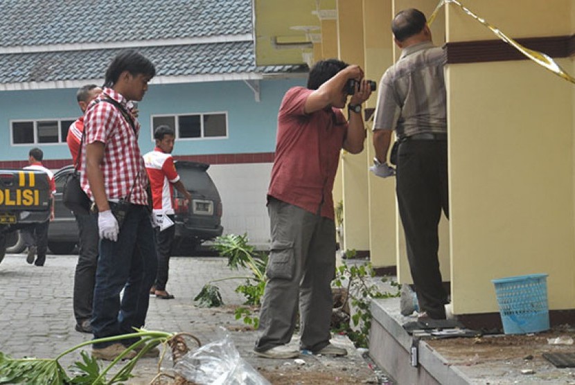    Sejumlah anggota Polres Semarang melakukan identifikasi  pascaperusakan Hotel Citra Dewi di Bandungan, Kabupaten Semarang, Sabtu (15/3).