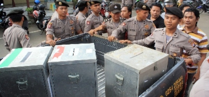 Sejumlah anggota Polres Serang sedang mengawal kotak suara Pemilihan Gubernur dan Wakil Gunermur Banten dari TPS menuju tempat penghitungan dalam simulasi pengamanan Pilgub Banten.
