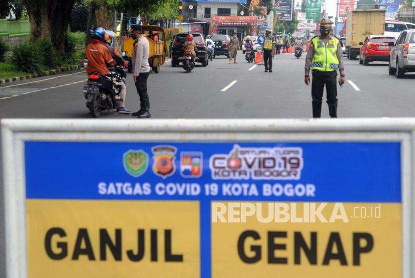 Banyak pengendara mobil memakai pelat nomor palsu demi menghindari razia ganjil-genap di Jakarta.