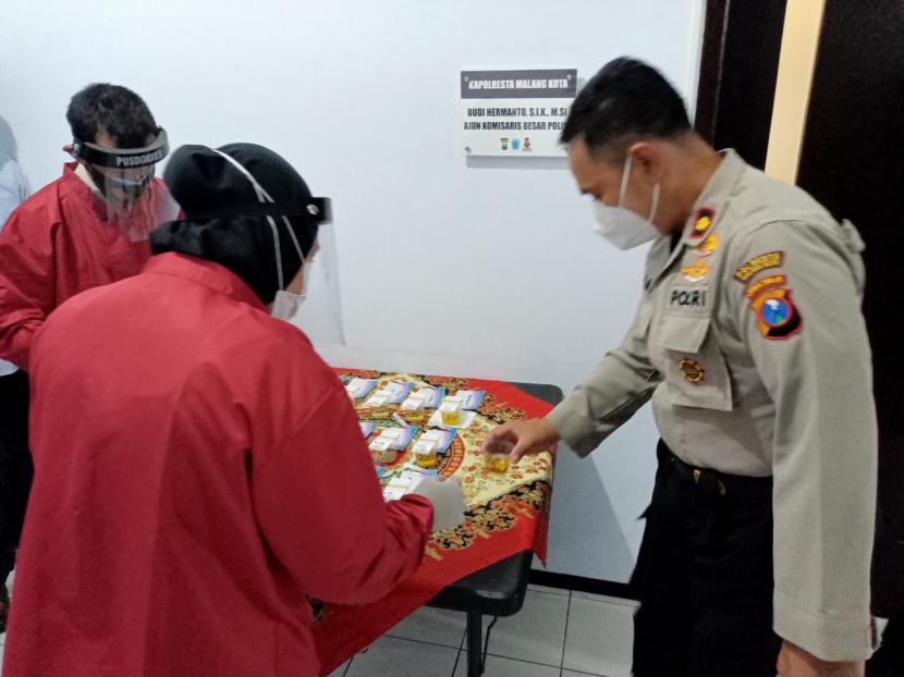 Sejumlah anggota Polresta Malang Kota mengikuti tes urine narkoba di Mapolresta Malang Kota, Selasa (3/8). 