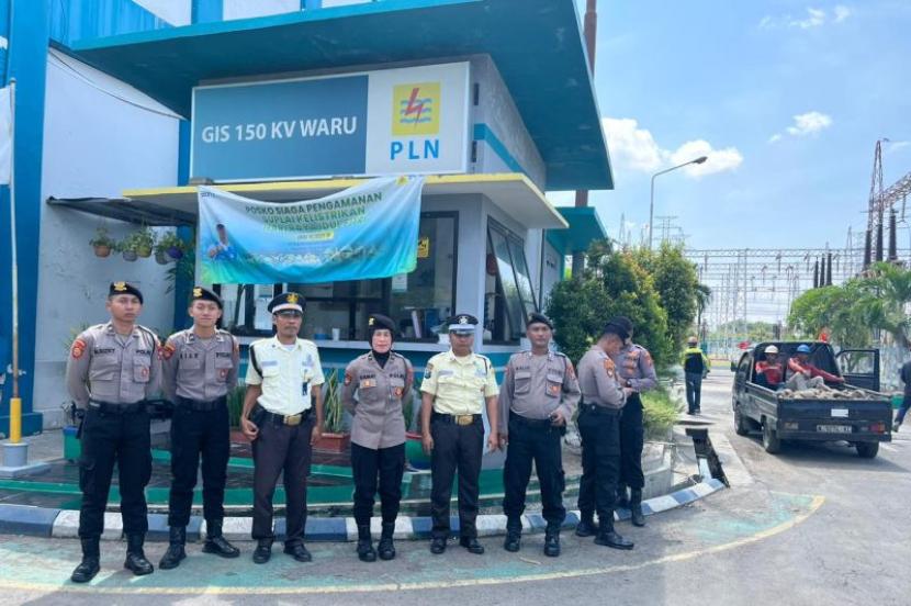 Sejumlah anggota Polresta Sidoarjo berjaga di depan Gardu Induk Listrik PLN UIT Jawa Timur dan Bali di Waru, Sidoarjo, Jawa Timur, Minggu (19/5/2024) demi kelancaran kegiatan World Water Forum di Bali.