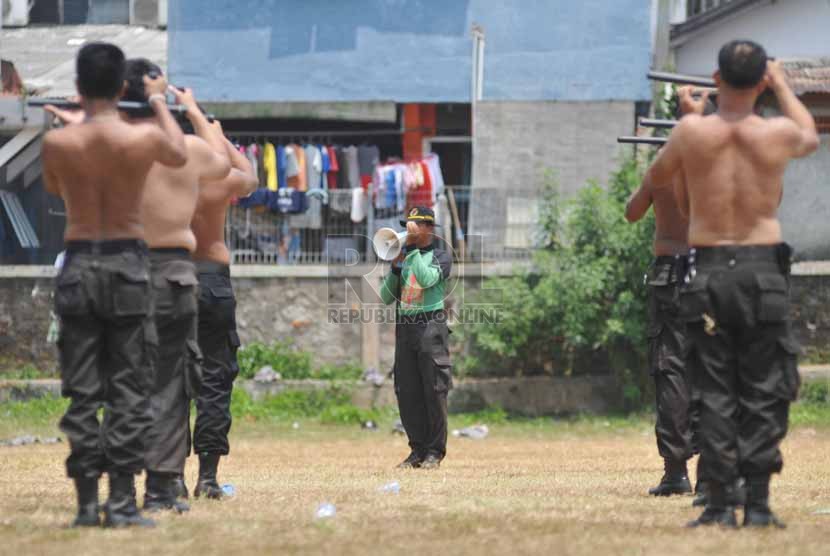 Sejumlah anggota Polri mengikuti pelatihan dan pembinaan di Lapangan Bola, Polsek Palmerah, Jakarta, Senin (15/9).(Republika/Rakhmawaty La'lang).