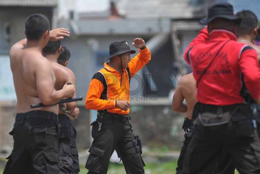 Sejumlah anggota Polri mengikuti pelatihan dan pembinaan di Lapangan Bola, Polsek Palmerah, Jakarta, Senin (15/9).(Republika/Rakhmawaty La'lang).