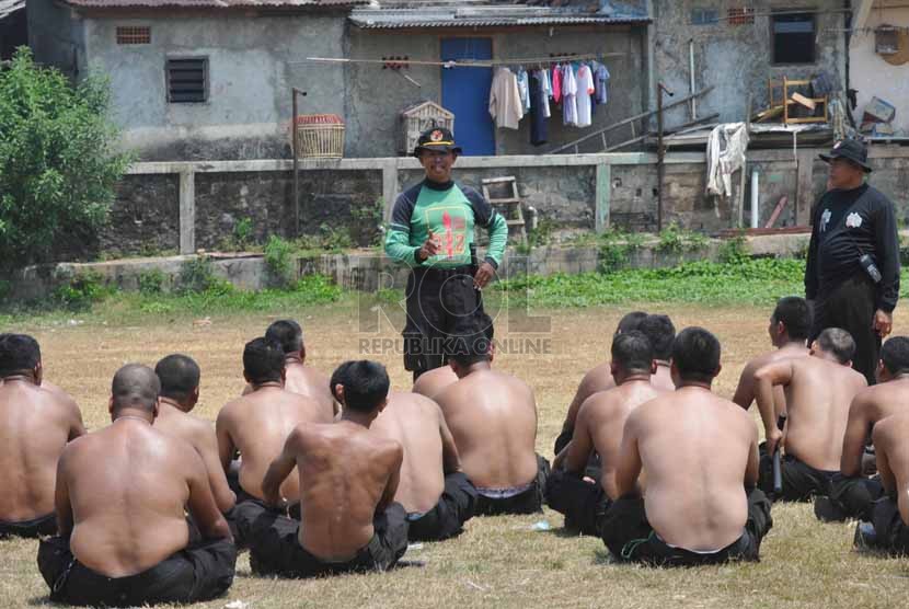 Sejumlah anggota Polri mengikuti pelatihan dan pembinaan di Lapangan Bola, Polsek Palmerah, Jakarta, Senin (15/9).(Republika/Rakhmawaty La'lang).