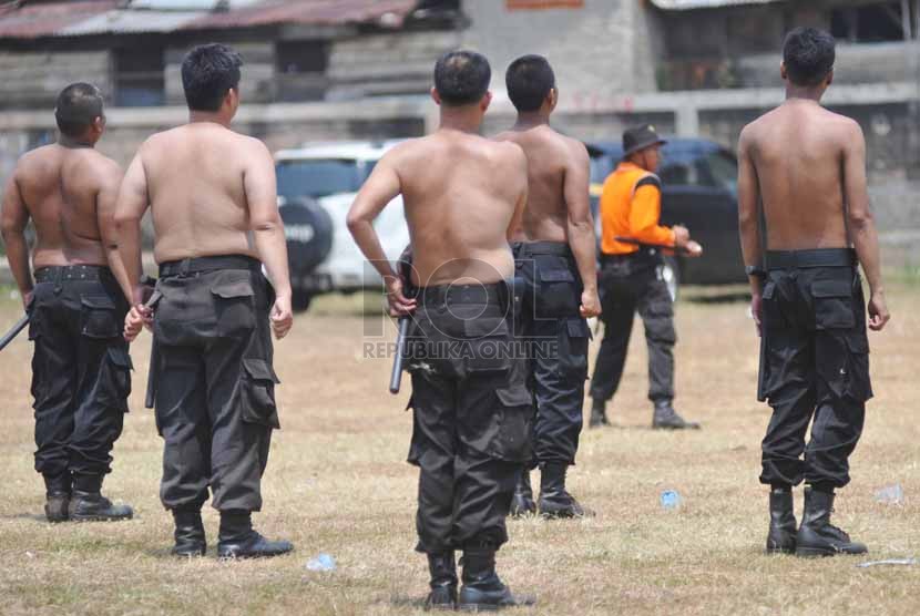 Sejumlah anggota Polri mengikuti pelatihan dan pembinaan di Lapangan Bola, Polsek Palmerah, Jakarta, Senin (15/9).(Republika/Rakhmawaty La'lang).