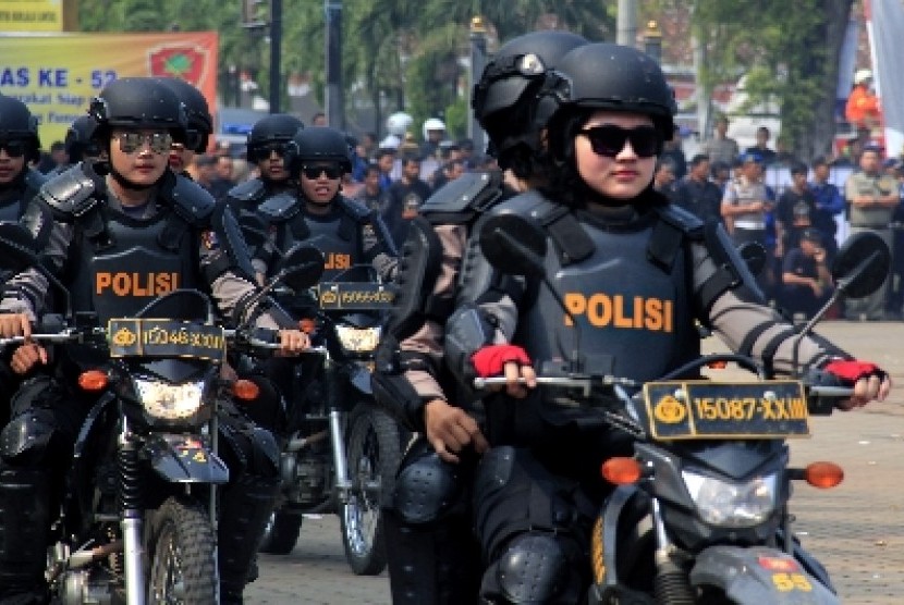  Sejumlah anggota Polwan satuan Dalmas Polda Banten beraksi saat simulasi pengamanan Pemilu 2014, di Alun-alun Serang, Banten, Sabtu (8/3).