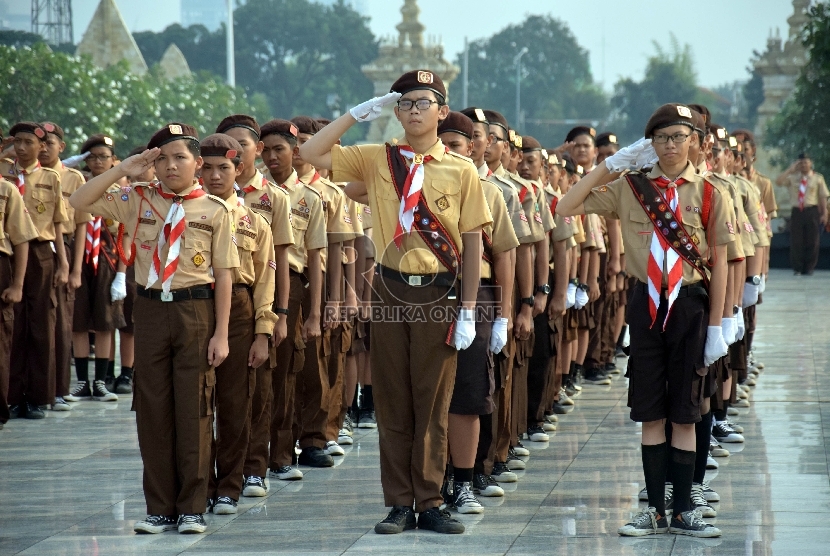 Sejumlah anggota Pramuka melaksanakan upacara perayaan Hari Pramuka ke-54 di Taman Makam Pahlawan Kalibata, Jakarta, Ahad (9/8). Kegiatan upacara dan tabur bunga yang dihadiri Ketua Kwartir Nasional (Kwarnas) ke-7, Adhyaksa Dault sebagai bentuk penghormata
