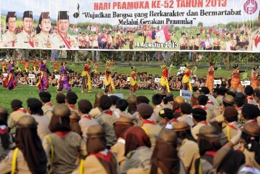  Sejumlah anggota Pramuka menyaksikan atraksi tarian massal saat Upacara Peringatan HUT ke-52 Gerakan Pramuka yang dihadiri Presiden Susilo Bambang Yudhoyono di Lapangan Gajah Mada, Kompleks Taman Rekreasi Wiladatika, Cibubur