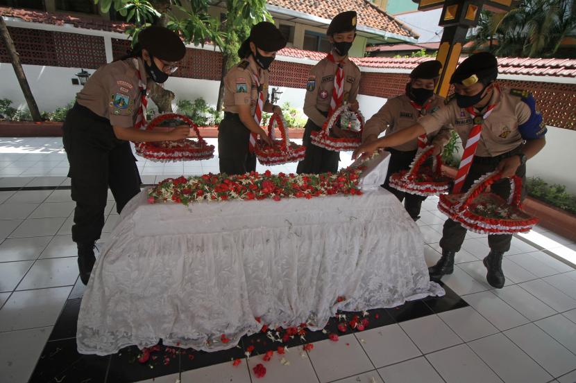 Sejumlah anggota Pramuka Peduli Kwartir Cabang Kota Surabaya menaburkan bunga saat berziarah ke makam pahlawan nasional dr Soetomo di Surabaya, Jawa Timur, Kamis (20/5/2021). Kegiatan ziarah ke makam pahlawan nasional dr Soetomo tersebut dalam rangka memperingati Hari Kebangkitan Nasional ke-113.