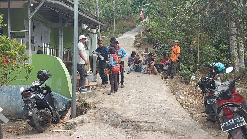   Sejumlah anggota SAR dan relawan beristirahat di posko pencarian setelah melakukan penyisiran di kawasan hutan lereng Gunung Ungaran.