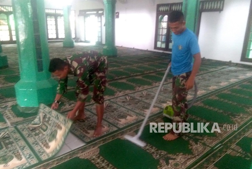Sejumlah anggota TNI Kodim 0508 Kota Depok melaksanakan aksi bersih-bersih di Masjid Jami Al Hikmah, Kampung Pulo, Cipayung Jaya, Depok. (Republika/Rusdy Nurdiansyah)