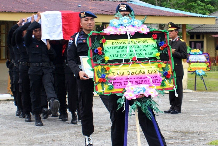 Sejumlah anggota Satuan Brimob Batalyon B Pelopor Polda Papua menandu peti yang berisi jenazah Briptu Berry Permana Putra, di Markas Komando Satuan Brimob Batalyon B Pelopor, Mimika, Papua, Senin (23/10). 