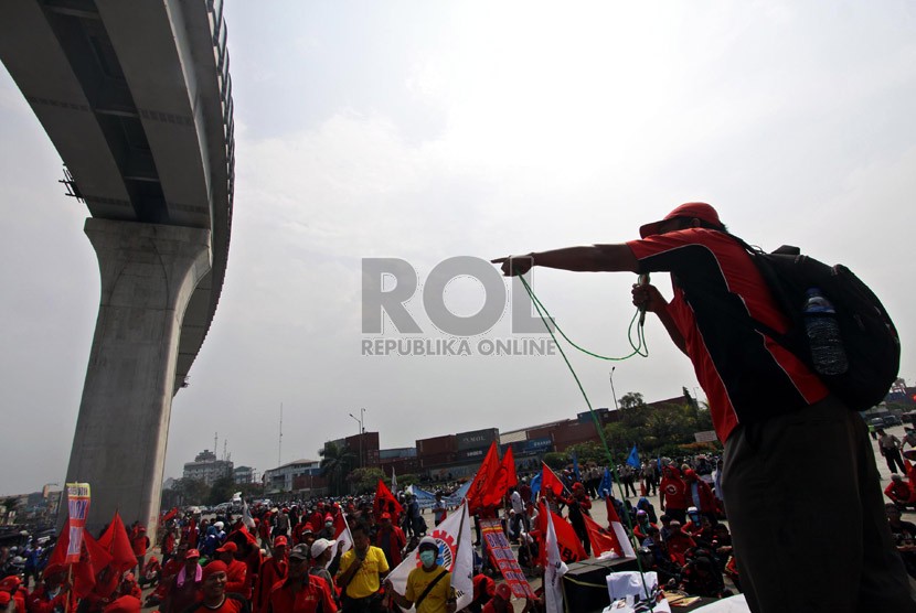   Sejumlah anggota Serikat Buruh Pelabuhan melakukan aksi dengan menutup akses masuk Pelabuhan Tanjung Priok, Jakarta Utara, Kamis (31/10).  (Republika/Adhi Wicaksono)