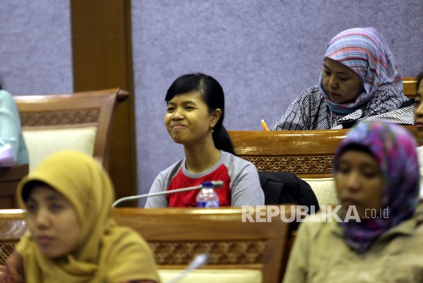 Sejumlah anggota serikat PRT se Jabodetabek mengikuti Rapat Dengar Pendapat Umum (RDPU) dengan Komisi IX DPR RI, Jakarta, Senin (15/2).