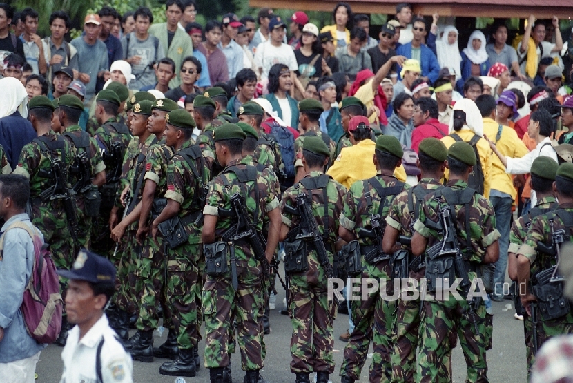  Sejumlah anggota Tentara Nasional Indonesia (TNI) berjaga saat pengamanan demonstrasi.