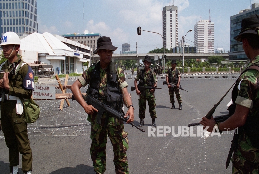 Sejumlah anggota Tentara Nasional Indonesia (TNI) berjaga saat pengamanan demonstrasi.